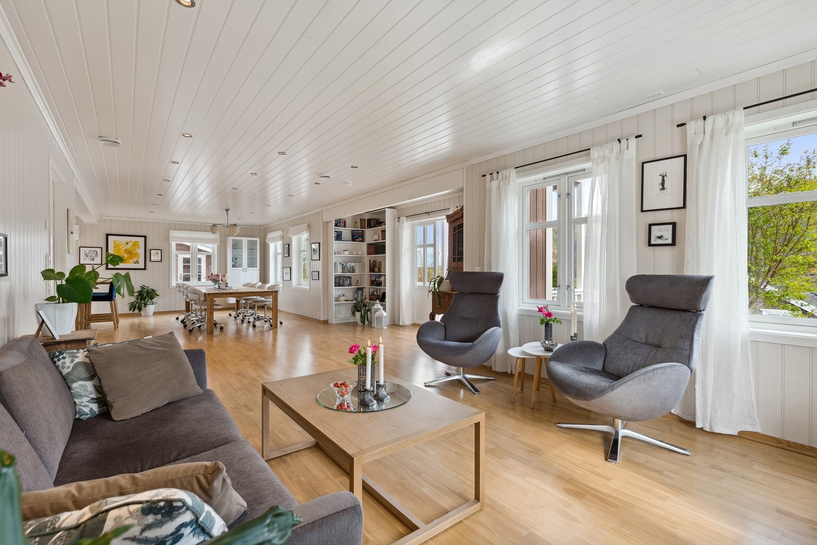 Romslig stue med koselig sittegruppe hvor familie kan samles til koselig samvær. Galleribilde