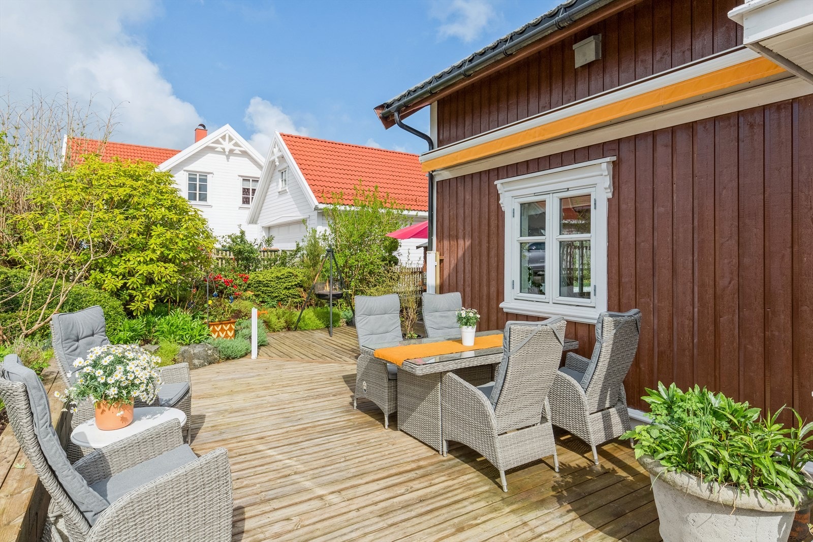 Koselig uteplass hvor man kan nye fine sommerdager i fred og med utegrill for deilige middager utover sommeren. Galleribilde