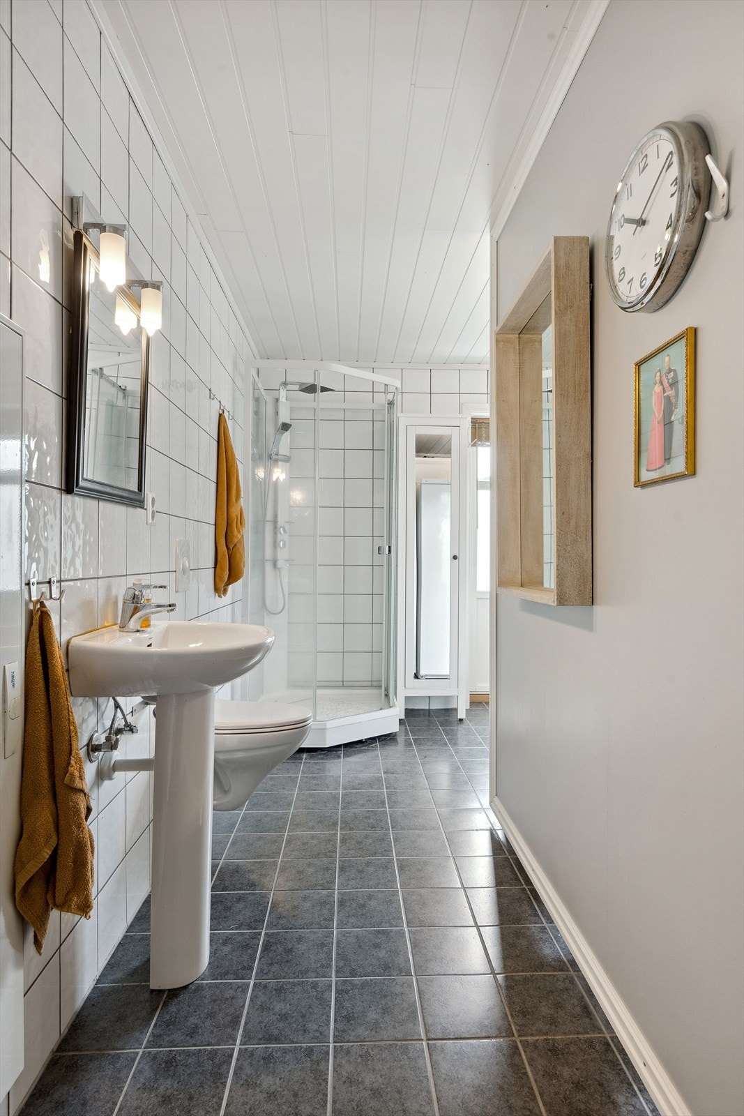 Bad/vaskerom i 1. etasje. Veggmontert toalett og dusjkabinett med glassdører og tilhørende armatur. Opplegg for vaskemaskin og skyllekar. Galleribilde