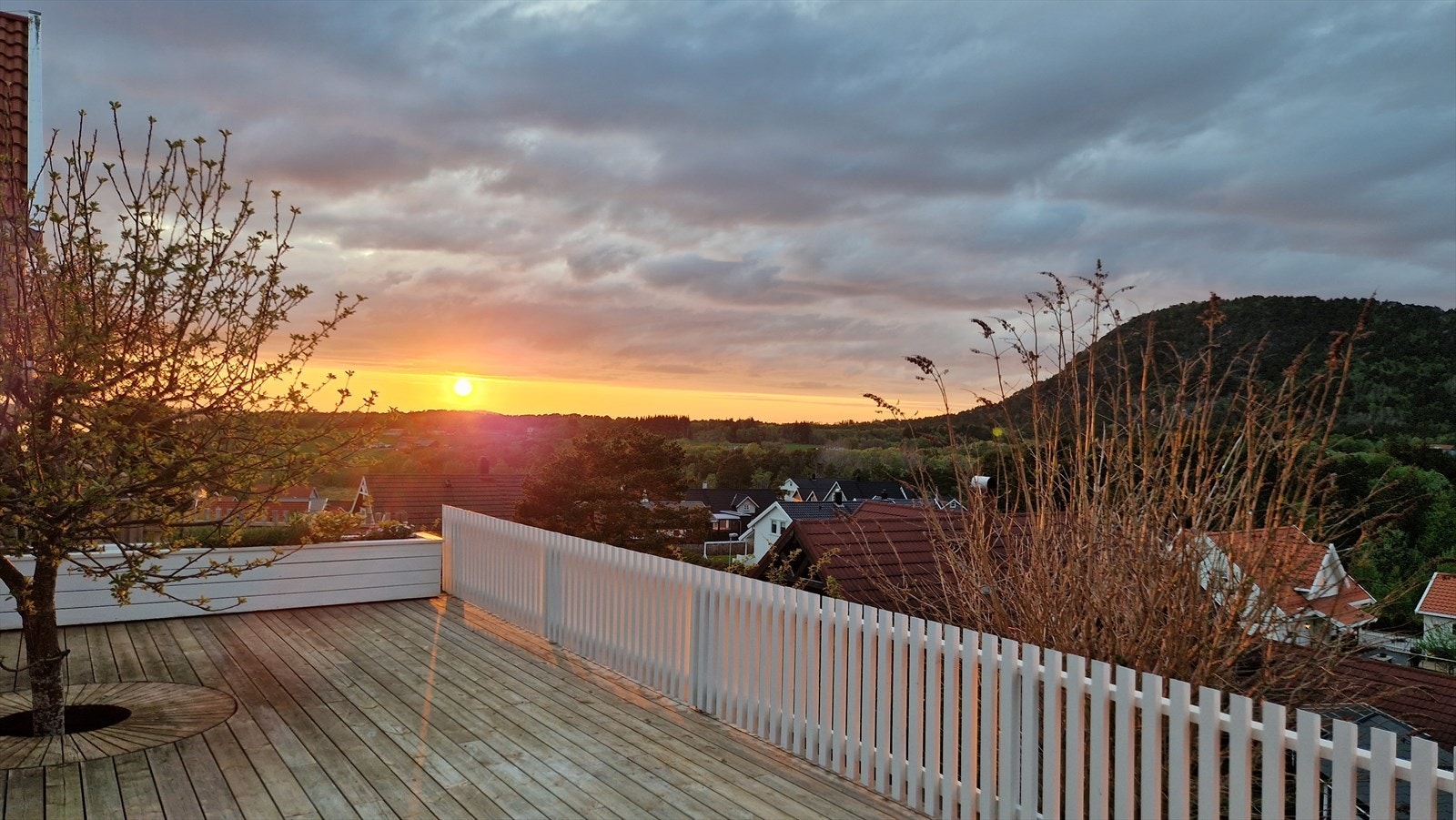 Nydeilg utsikt med en flott solnedgang. Galleribilde