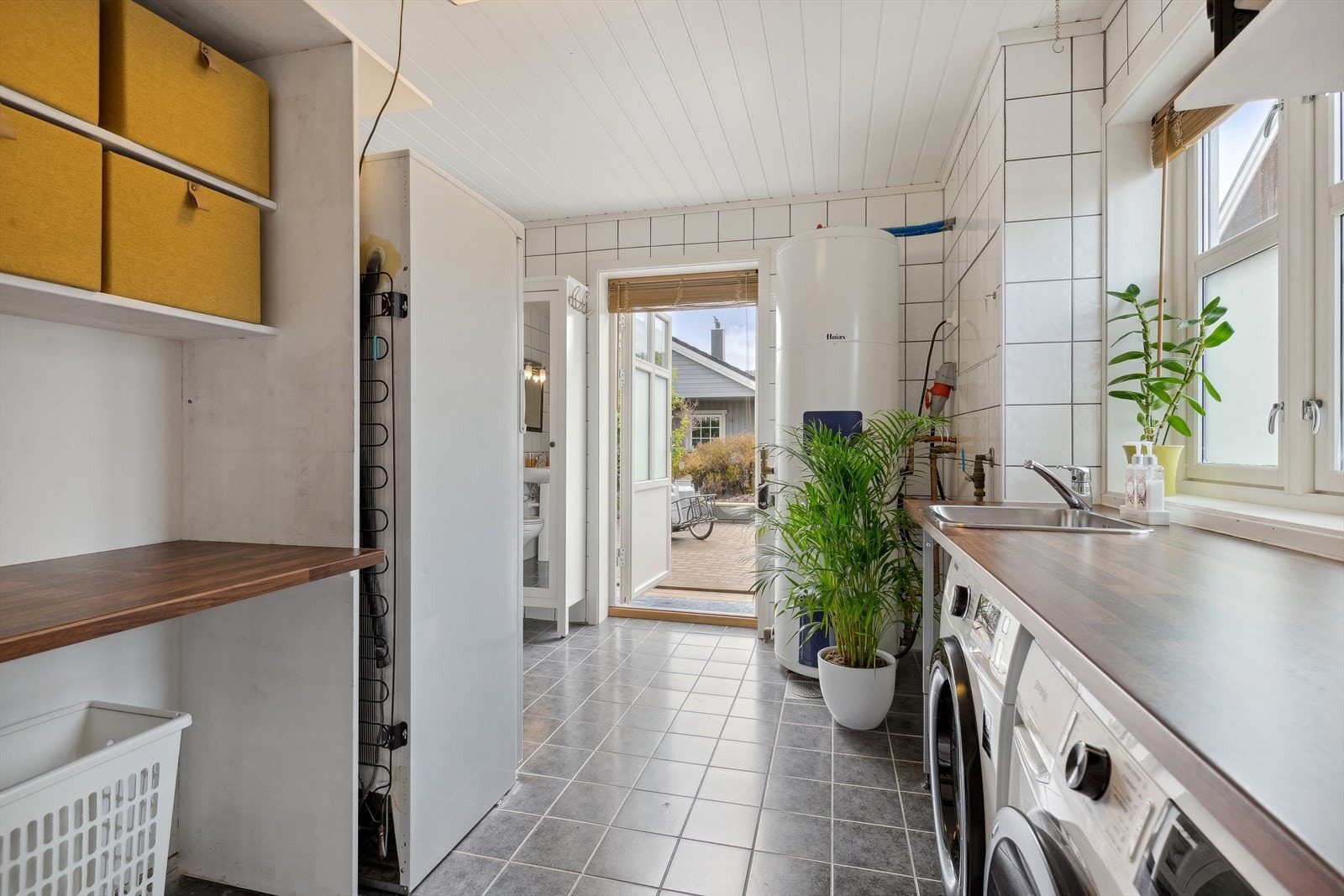 Fra bad/vaskerom med utgang til uteplass/tomten. Galleribilde