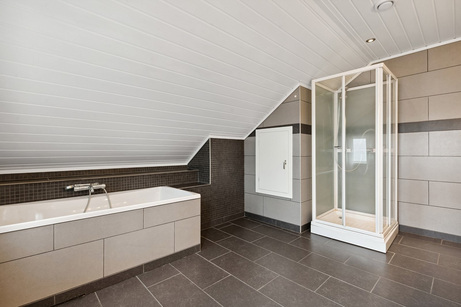 Innebygd badekar og dusjkabinett. Vannbåren gulvvarme. Galleribilde