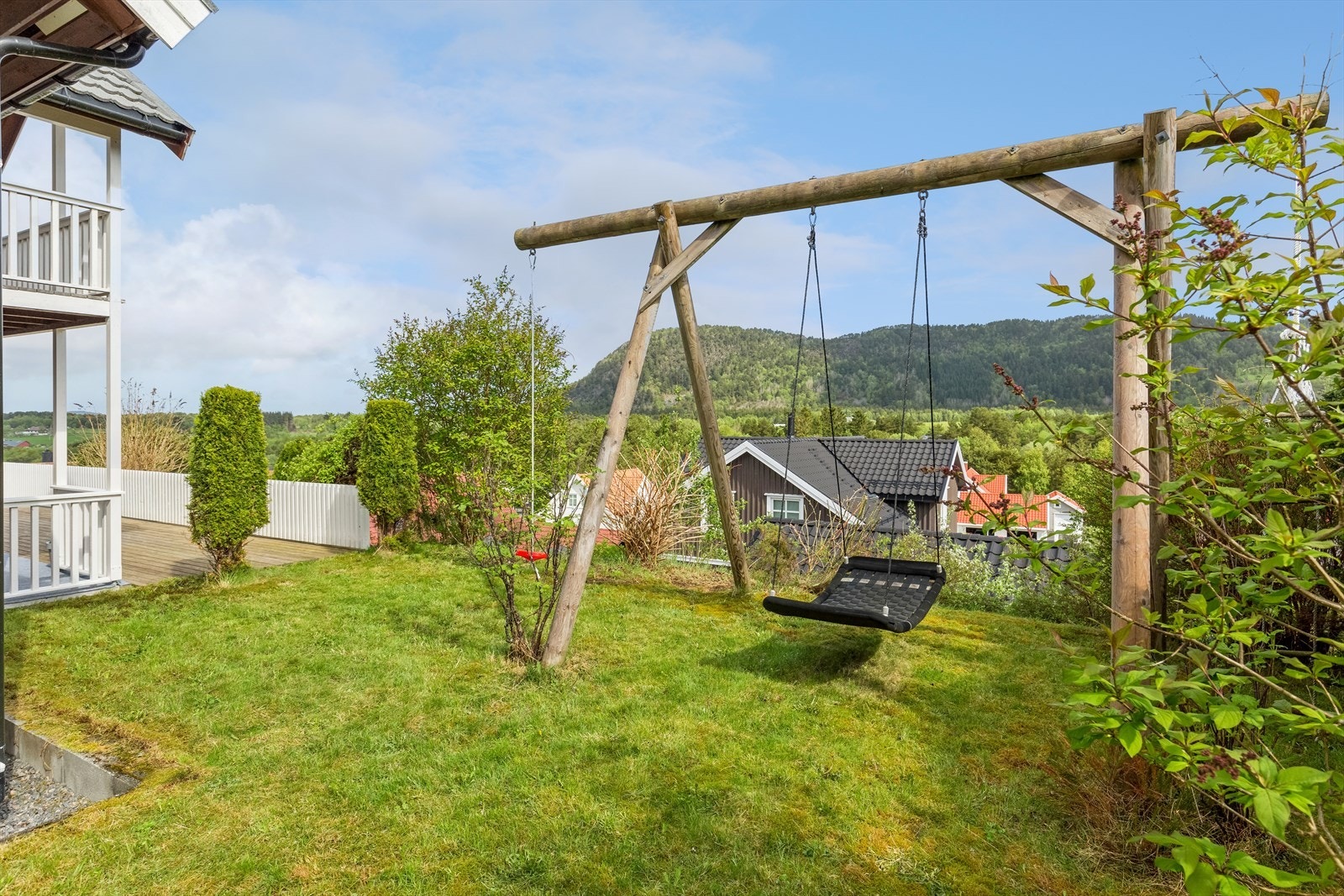 Fra tomten kan man nyte den flotte utsikten fra eiendommen. Galleribilde