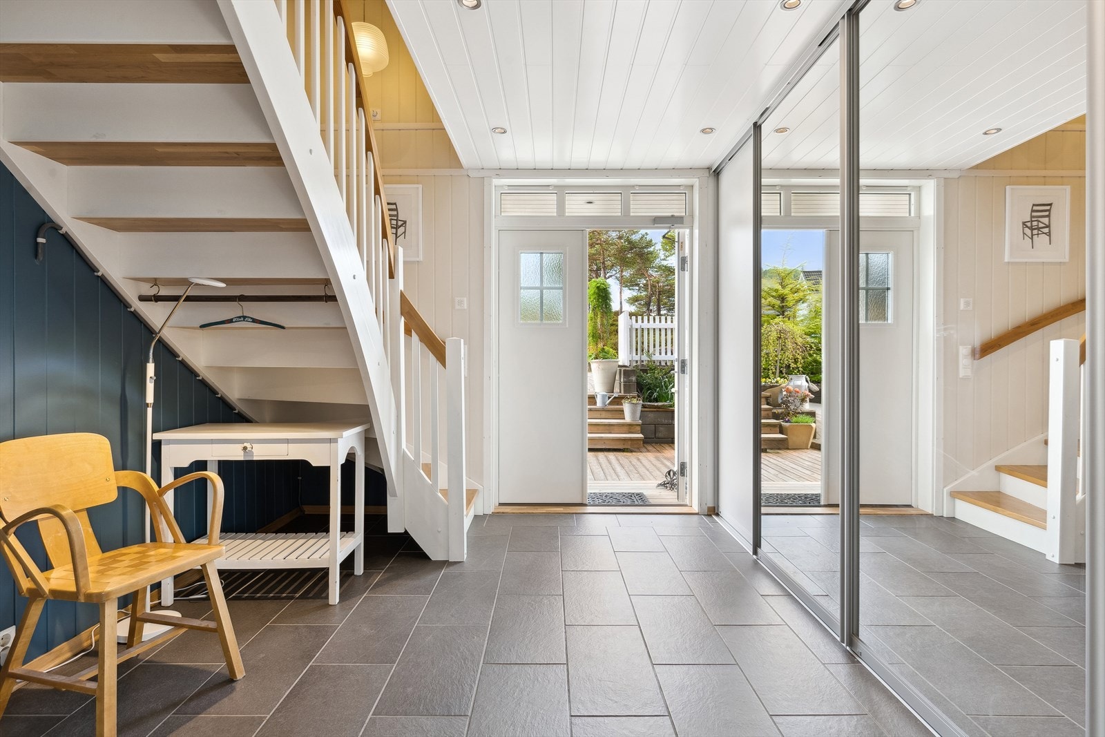 Velkommen inn til Trondvegen 8. Stor og lys entrè med speil-/skyvedørsgarderobe. Galleribilde