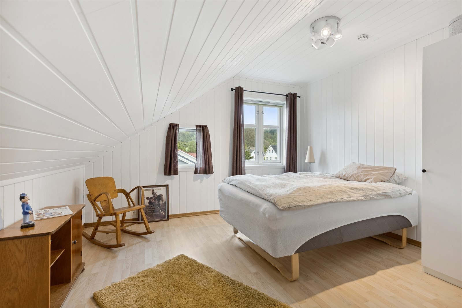 Soverom med skråtak og plass for garderobeskap. Galleribilde