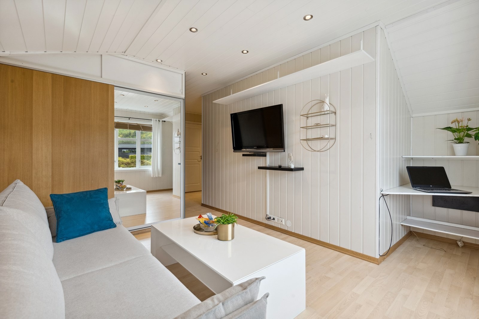 Lys og trivelig loftstue. Her kan man enkelt lage til boligens 5 soverom om det er behov for det. Galleribilde