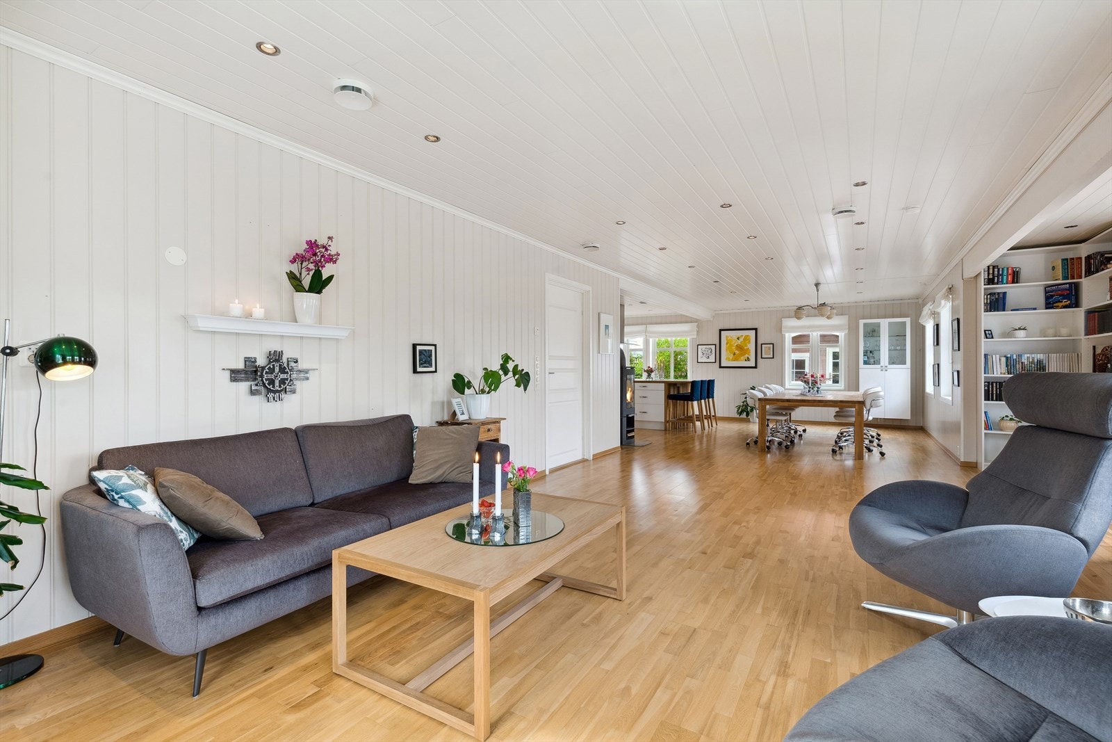 Stue med spiseplass og åpen løsning inn til kjøkken. Galleribilde