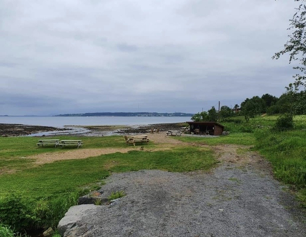 Jendemsosen, badeplass ca 10 min gange fra huset. Gapahuk og sanitæranlegg. Galleribilde