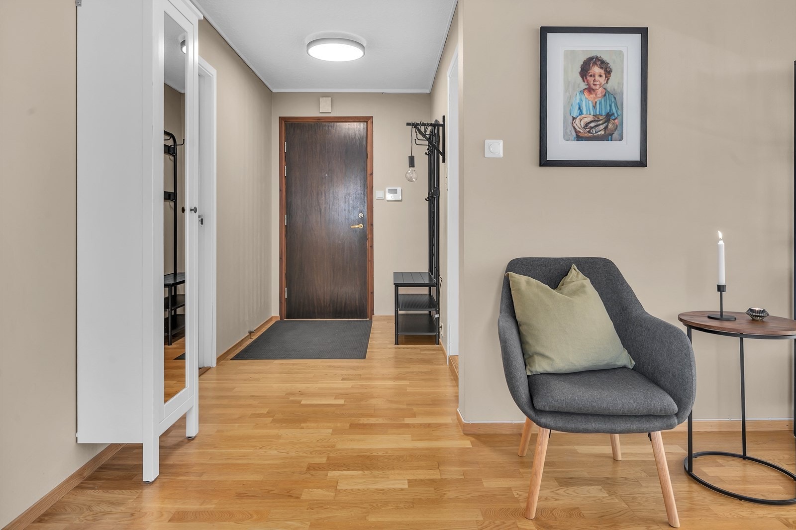 Gang med parkett på gulv og malte vegger i lyse farger Galleribilde