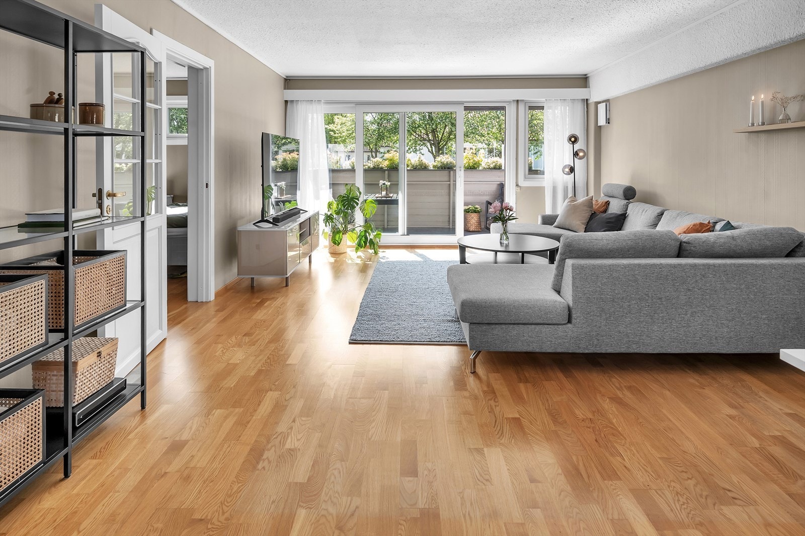 Stuen har flere vindusflater som slipper inn godt med naturlig lys Galleribilde