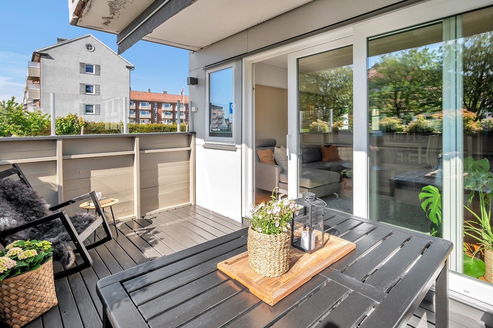 Fra stuen er det direkte utgang til en stor solrik terrasse Galleribilde