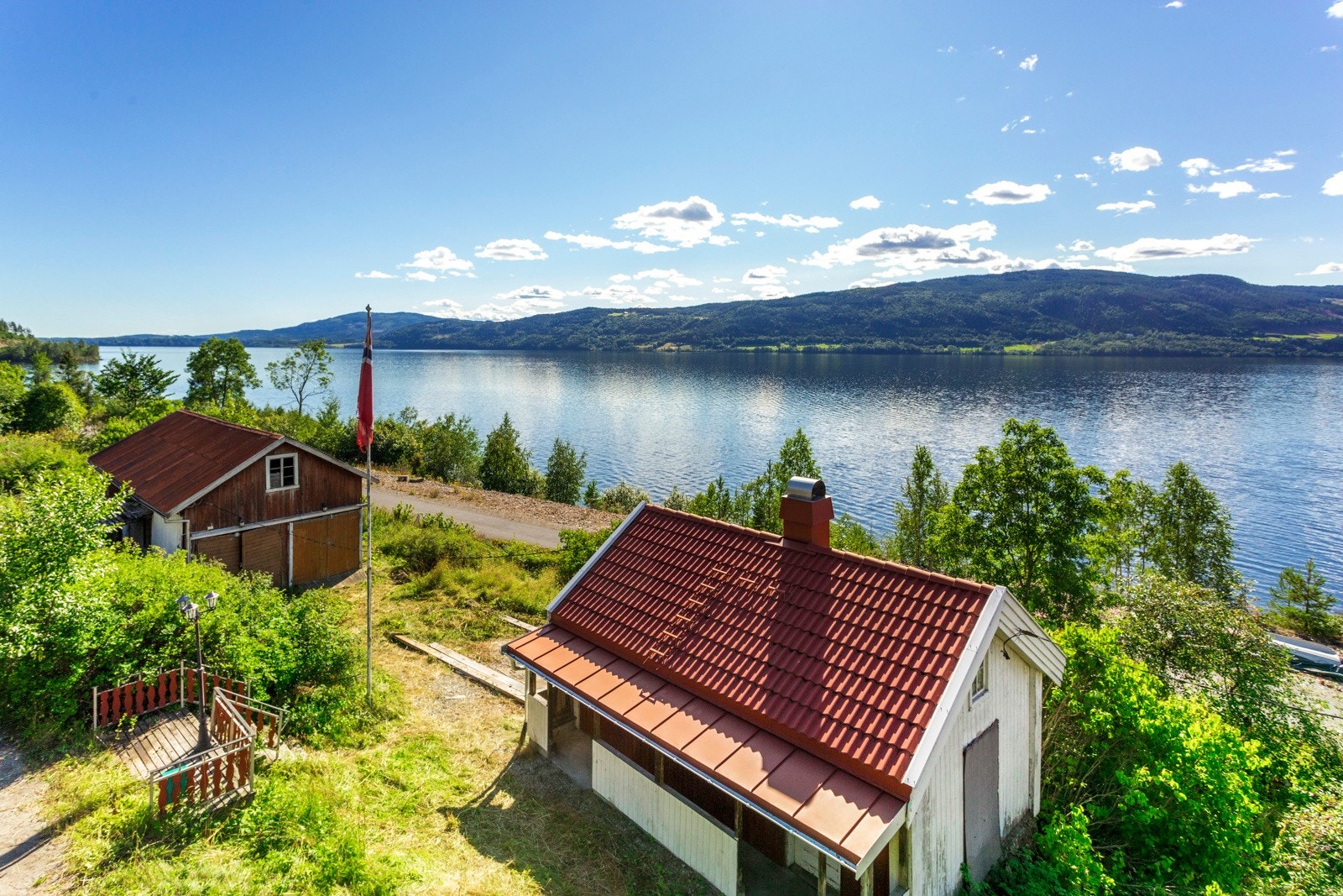 Utsyn mot Mjøsa og Feiring på andre siden av vannet. Galleribilde