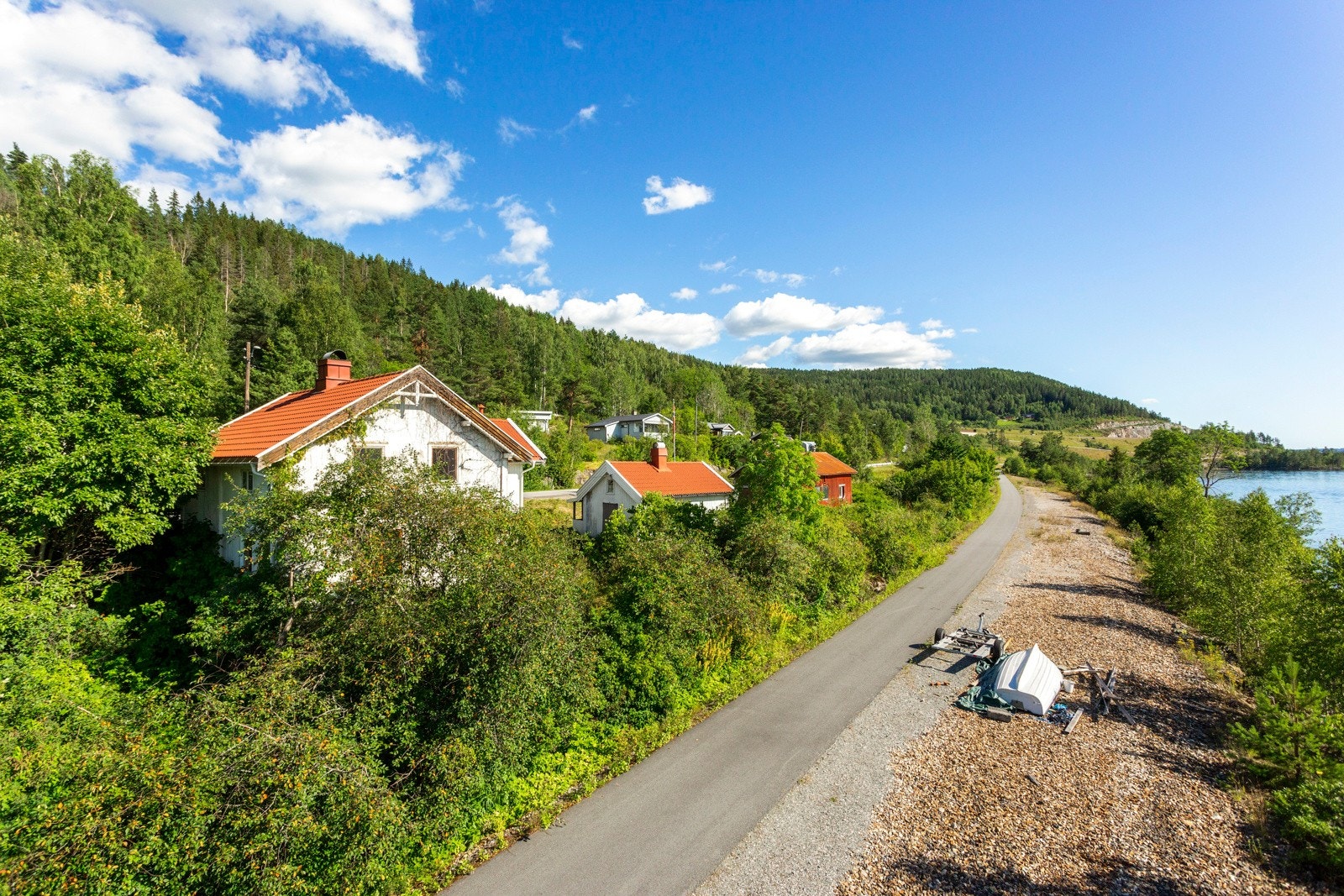 Gang- og sykkelvei på nedsiden av eiendommen (Mjøstråkk). Galleribilde