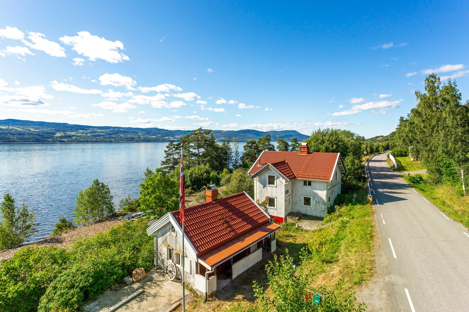 Velkommen til Morskogvegen 604! En innholdsrik eneboligeiendom med hovedhus, sidebygning(gammelt hus) og garasjebygg/låve. Galleribilde