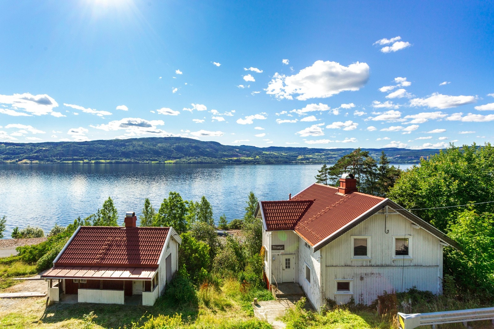 Idyllisk beliggenhet med fantastisk utsikt over Mjøsa. Galleribilde