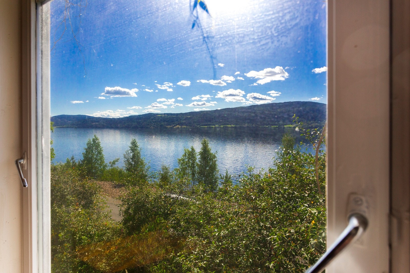 Flott utsyn over vannet fra loftsetasjen. Galleribilde