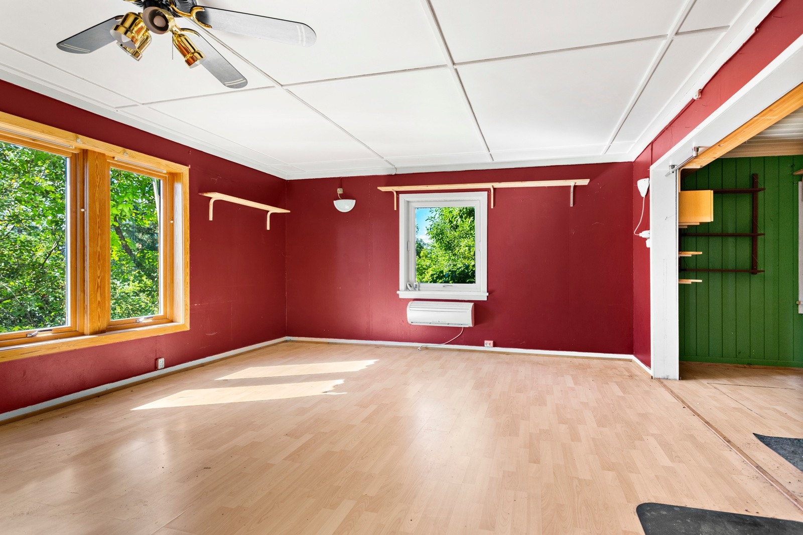 Romslig stue i hovedhuset med fint utsyn. Galleribilde