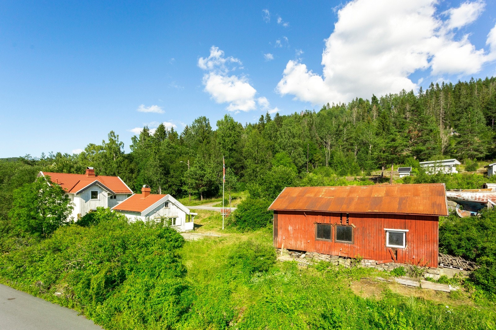 Det følger også et eldre garasjebygg/låve på eiendommen. Galleribilde