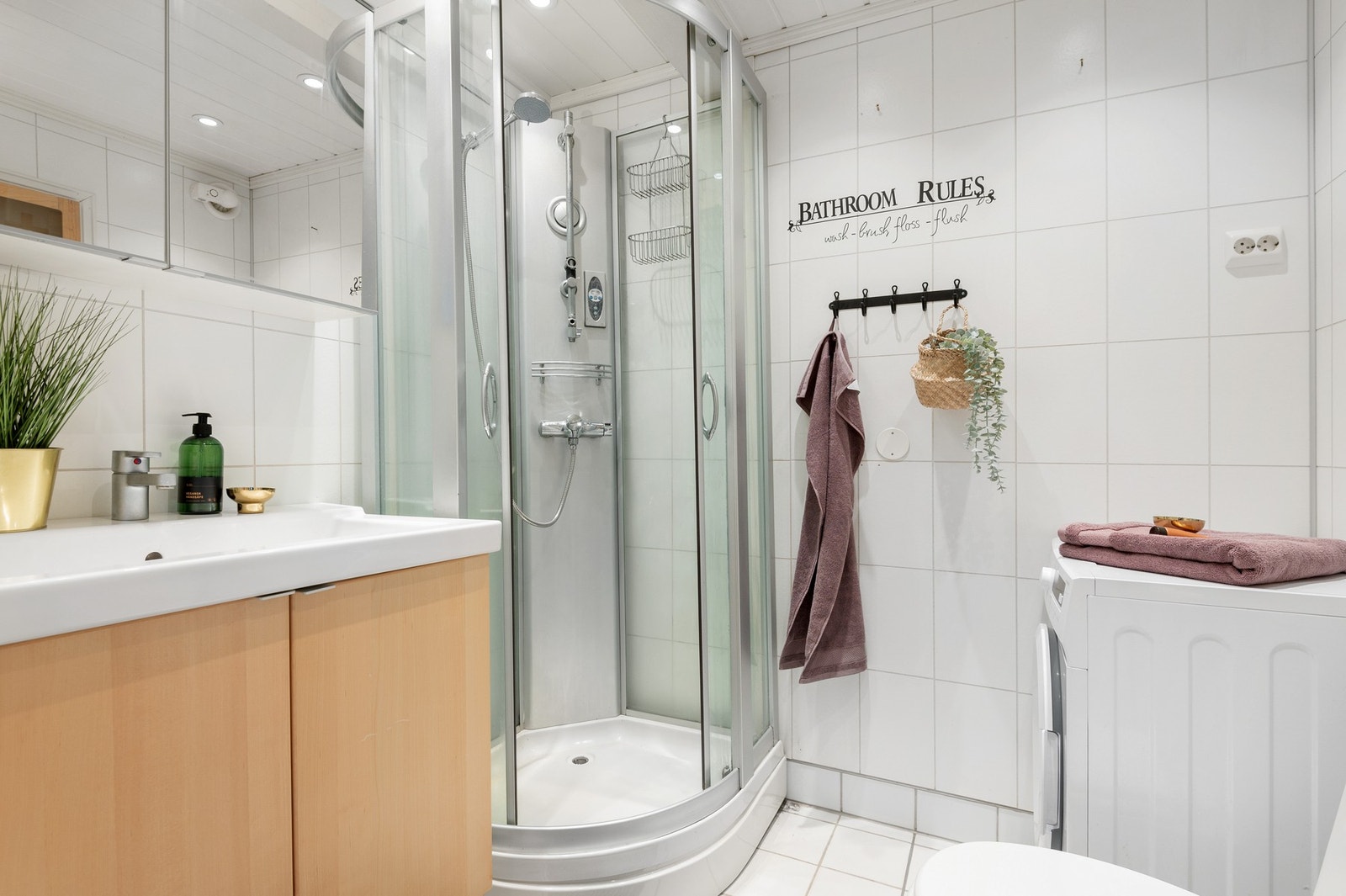 Badet er på 3,5 kvm og er utstyrt med blant annet gulvvarme, dusjkabinett, servant og toalett. Det er opplegg for vaskemaskin på badet. Spotter i tak ble byttet i 2018. Galleribilde