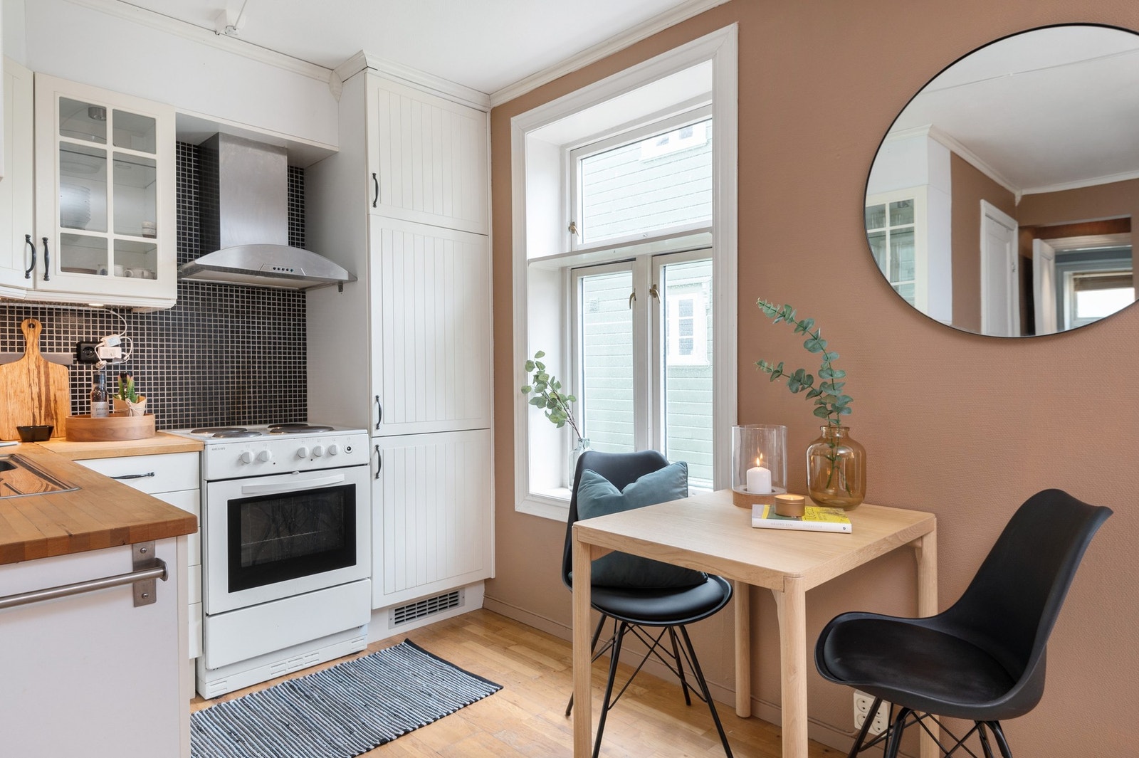 Det er plass til spisebord og stoler i tilknytting til kjøkkenet. Galleribilde