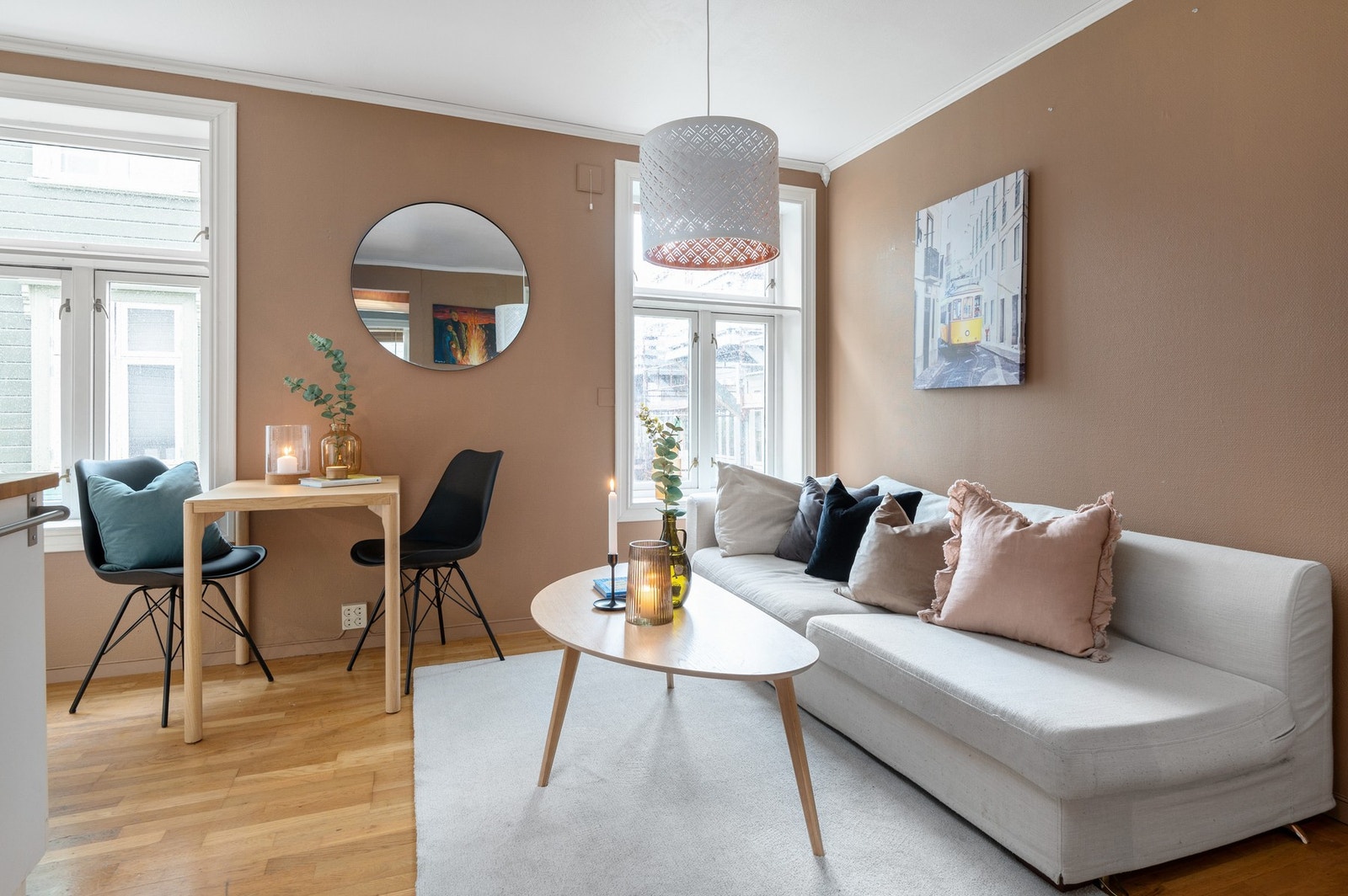 Leiligheten oppleves lys og luftig, med store og flotte vinduer. Galleribilde