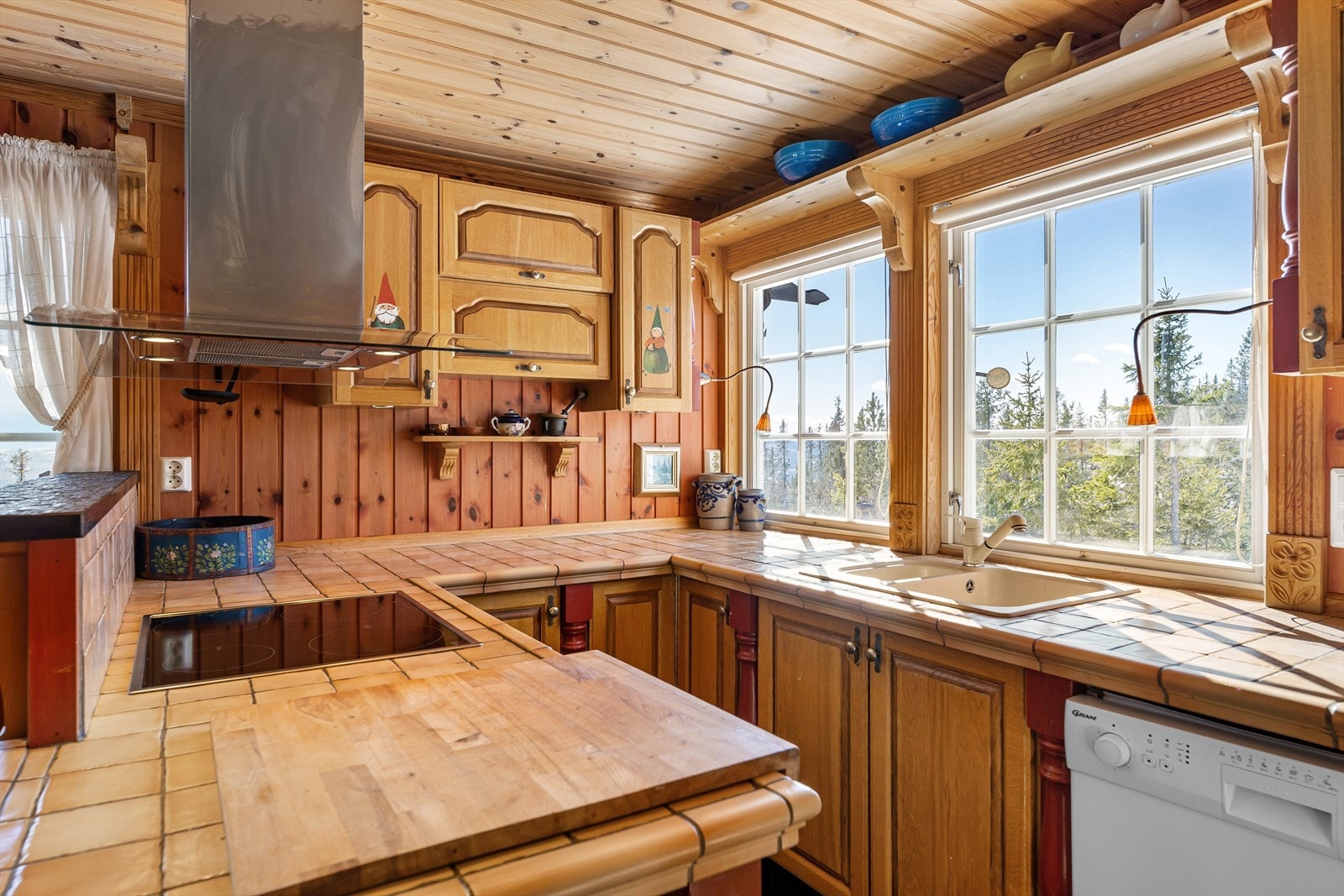 Kjøkkenet har integrert platetopp og stekeovn, samt avsatt plass for oppvaskmaskin og kjøleskap. Galleribilde