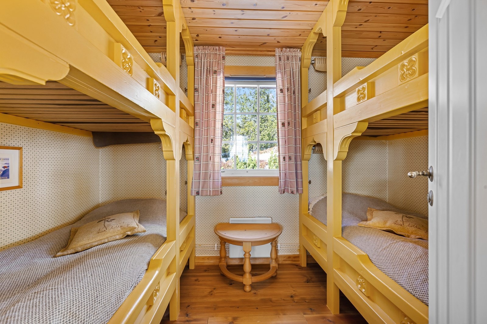 Soverom nr. 3 har plassbygde køyesenger. Galleribilde