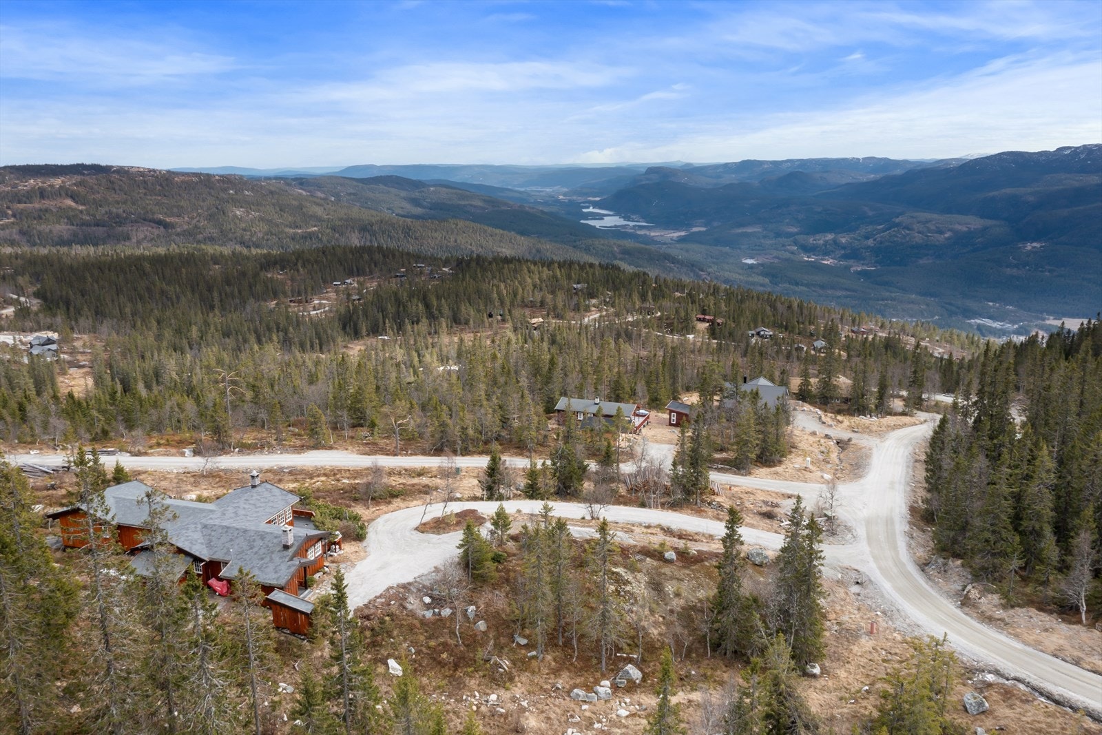 Eiendommen har en flott beliggenhet på en liten høyde i feltet. Galleribilde