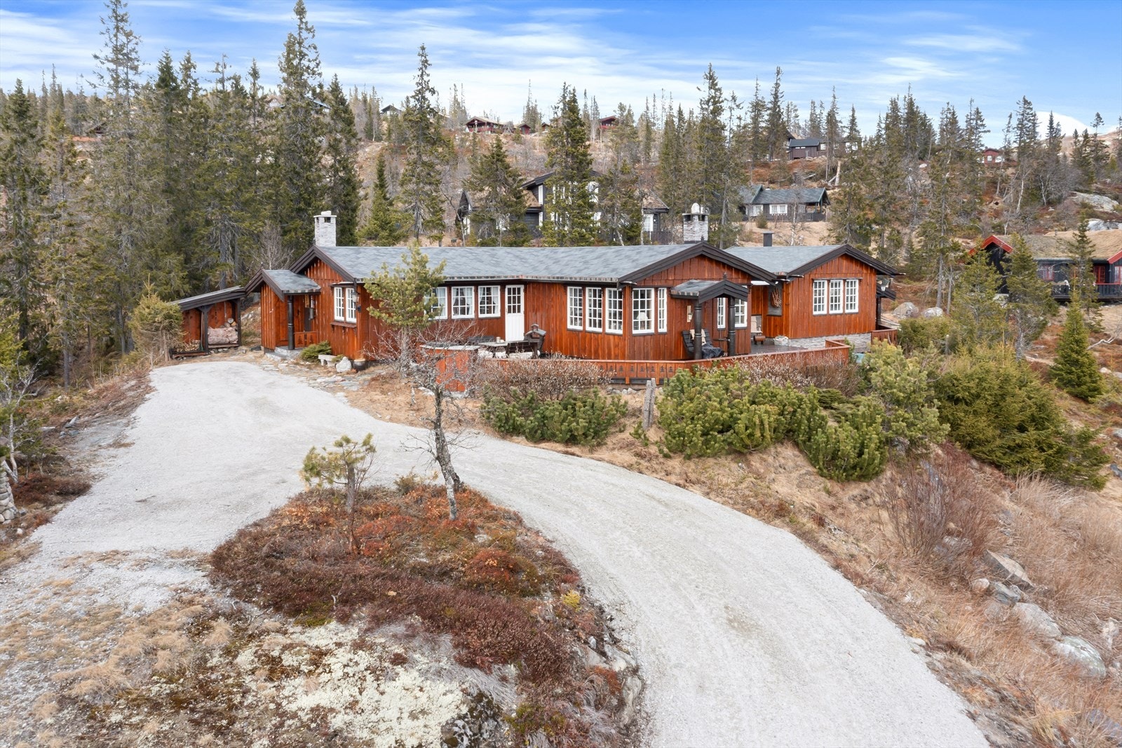 Eiendommen har gruset gårdsplass med god plass til parkering. Galleribilde