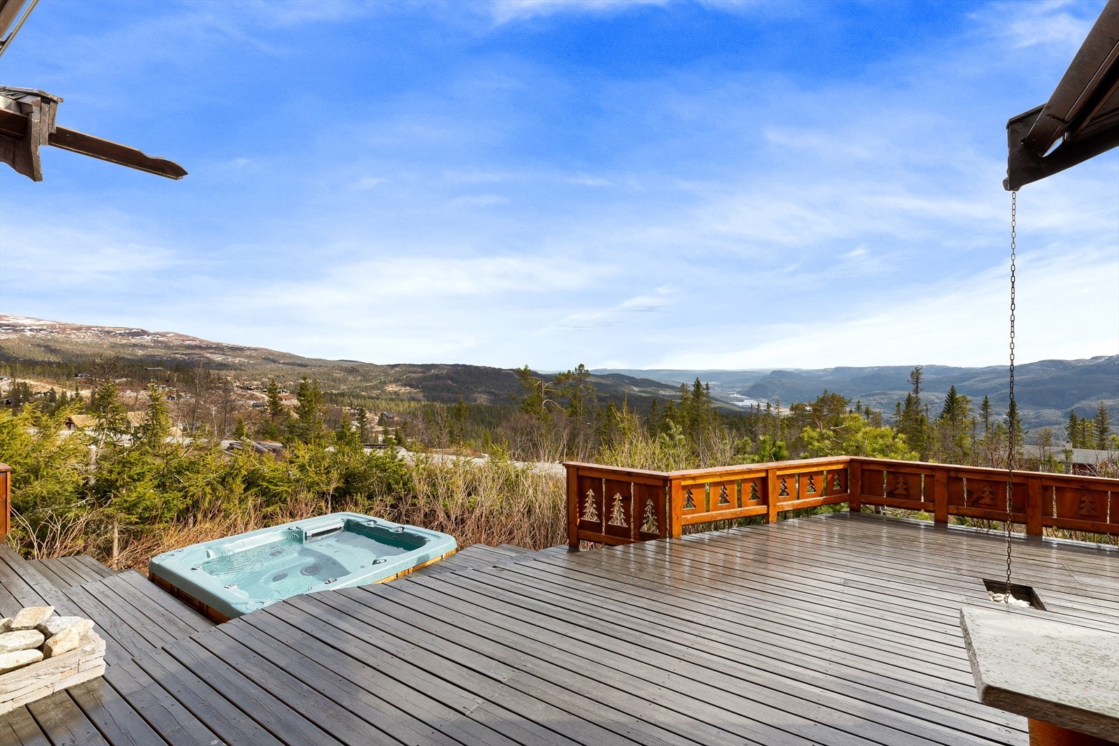 Fra jacuzzien kan man beundre den flotte utsikten. Galleribilde