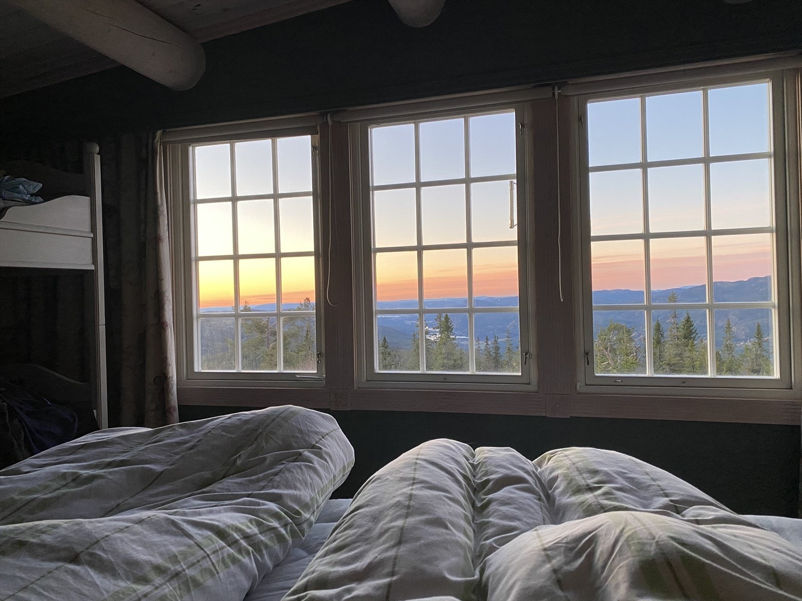 På hovedsoverommet kan du våkne opp til denne utsikten. Bildet tilhører selger. Galleribilde