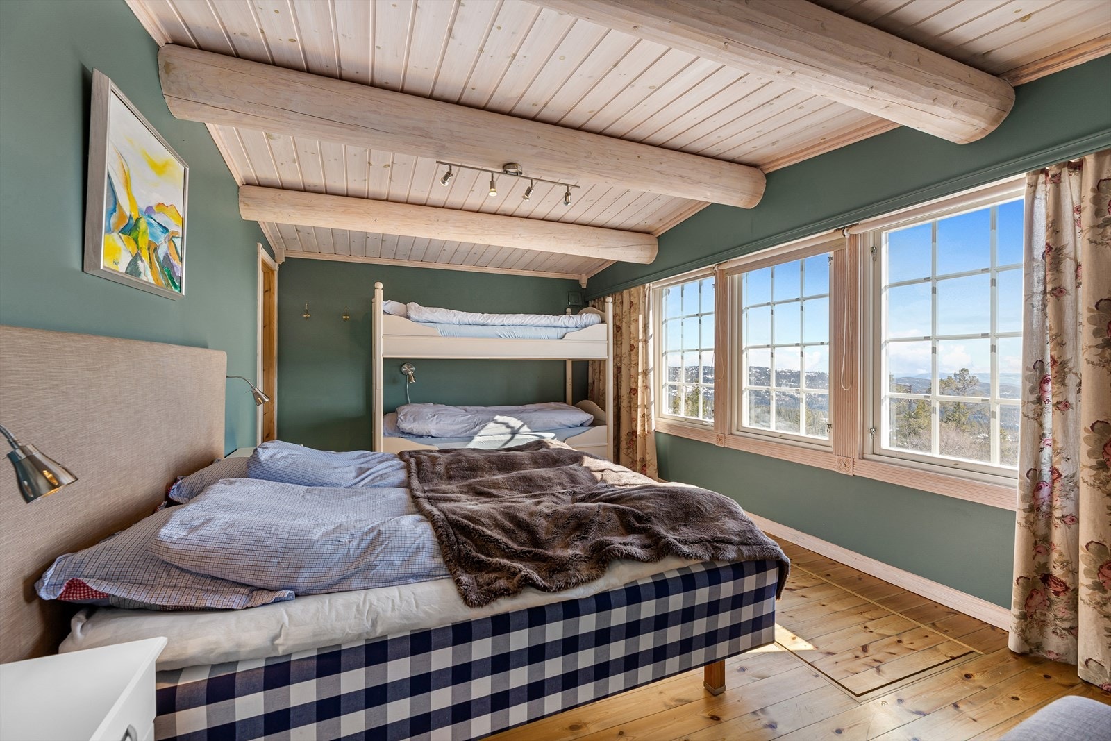 Hovedsoverommet ligger i egen avdeling med direkte adkomst til eget bad og eget garderoberom. Galleribilde