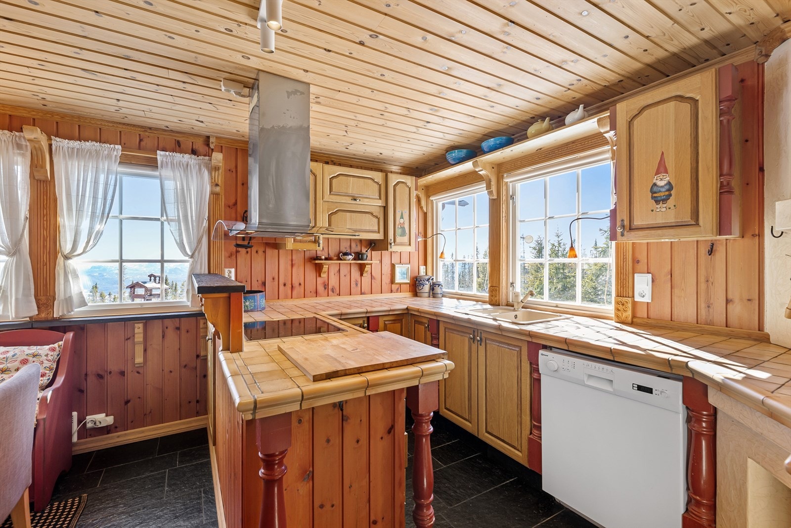 Kjøkkenet har en praktisk utforming med mye benkeplass. Galleribilde