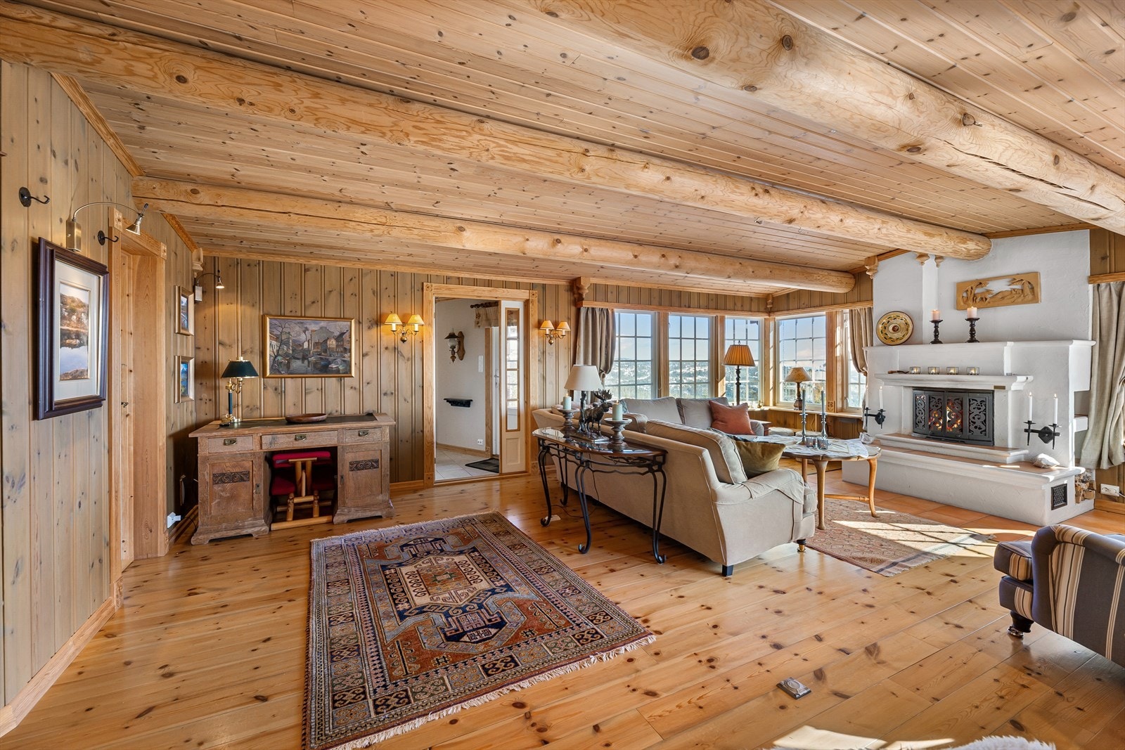 Hytta har en romslig og trivelig stue. Galleribilde