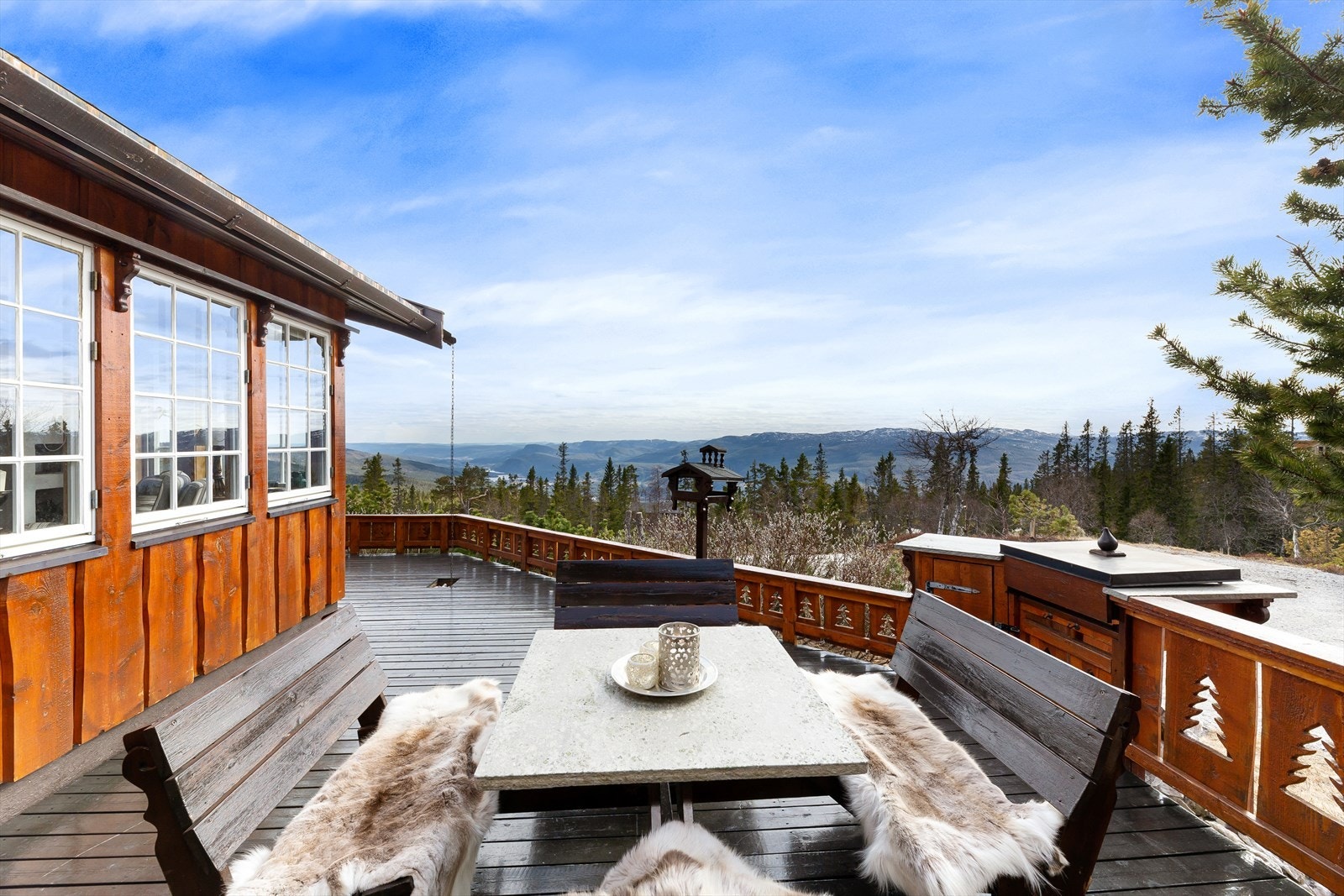 Fra uteplassen kan man i skjermede omgivelser nyte den flotte utsikten mot sør og vest. Galleribilde