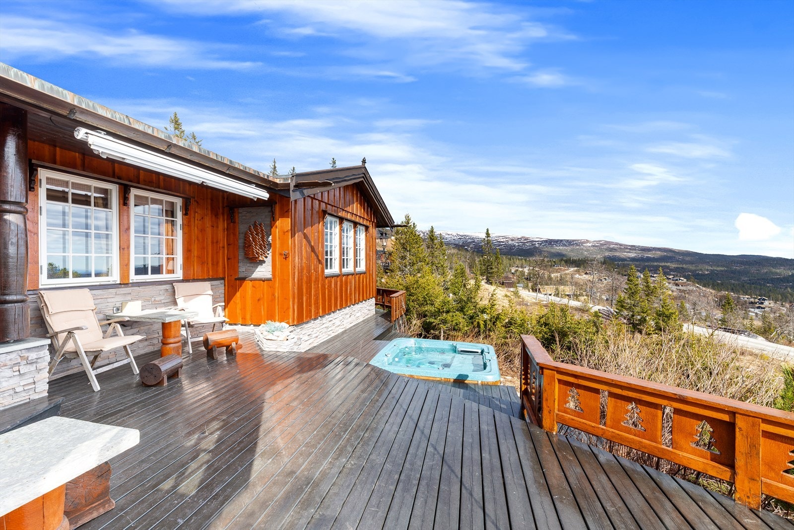 Fra jacuzzien kan man nyte utsikten i flotte naturomgivelser. Galleribilde