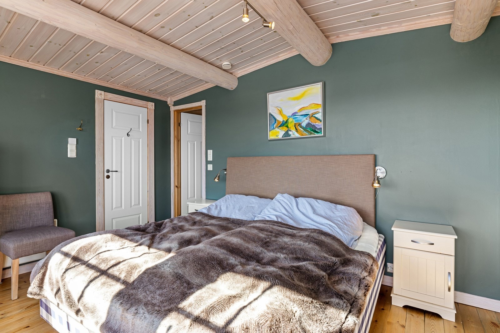 Det er god plass til både dobbeltseng, nattbord og øvrig møblement. Galleribilde