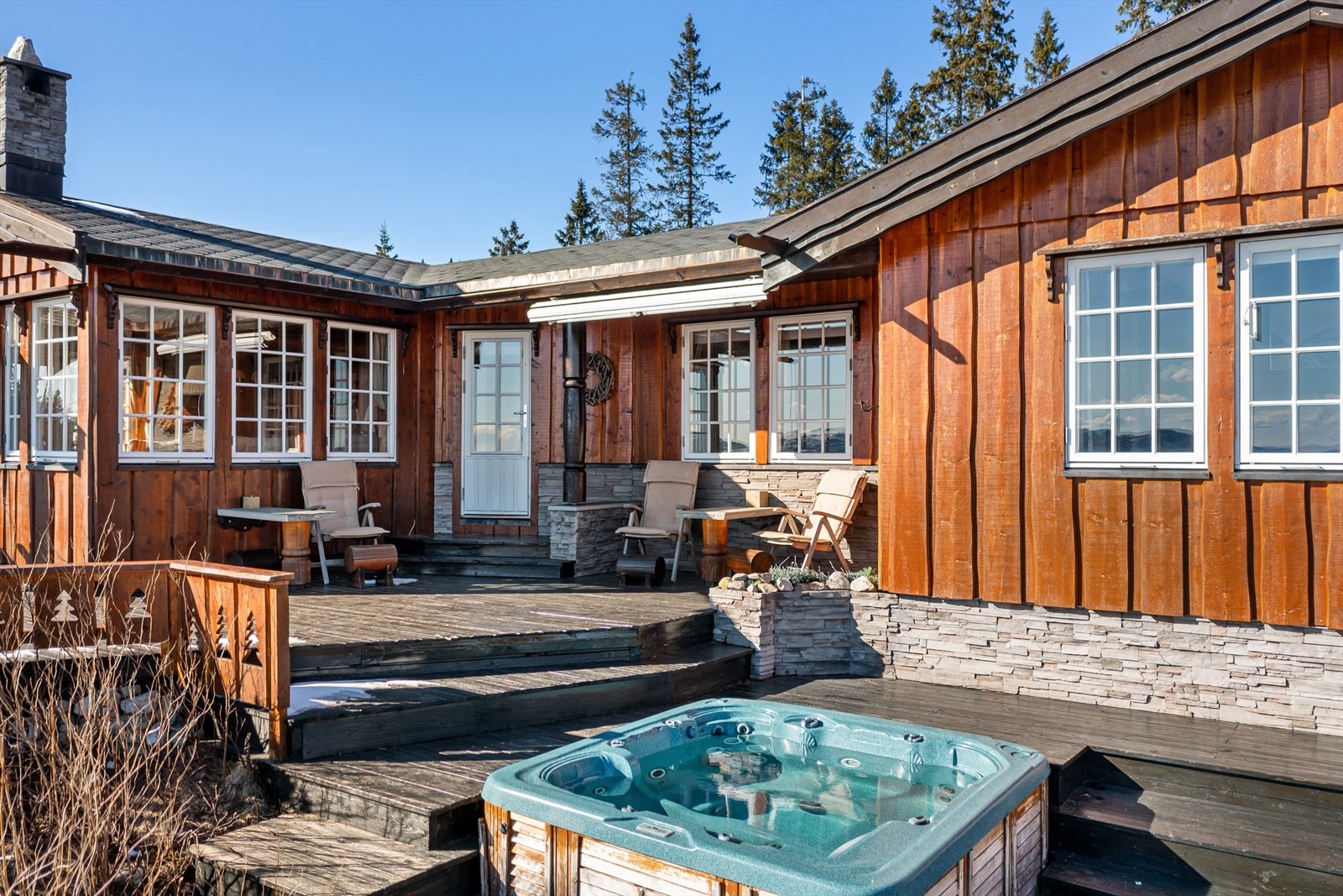 Hytta har fine uteplasser hvor du kan nyte vidstrakt utsikt og fine solforhold. Galleribilde