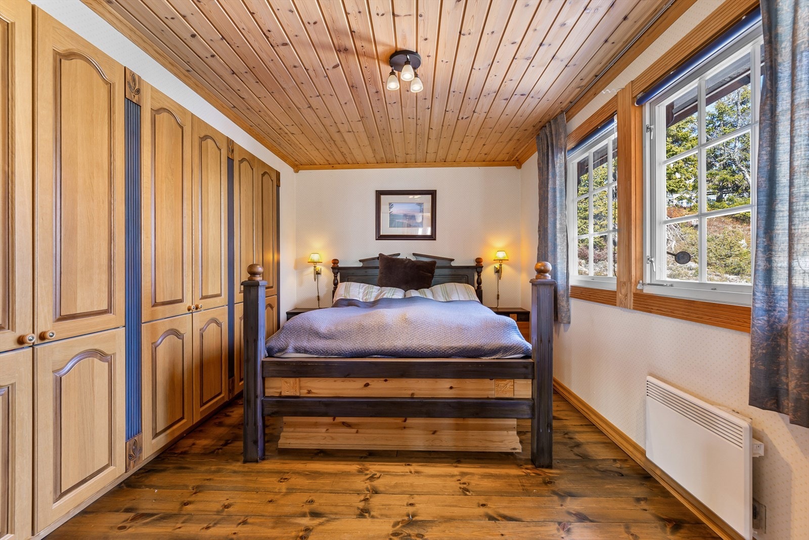 Romslig soverom nr. 2. med rikelig av oppbevaringsplass i stor garderobe. Galleribilde