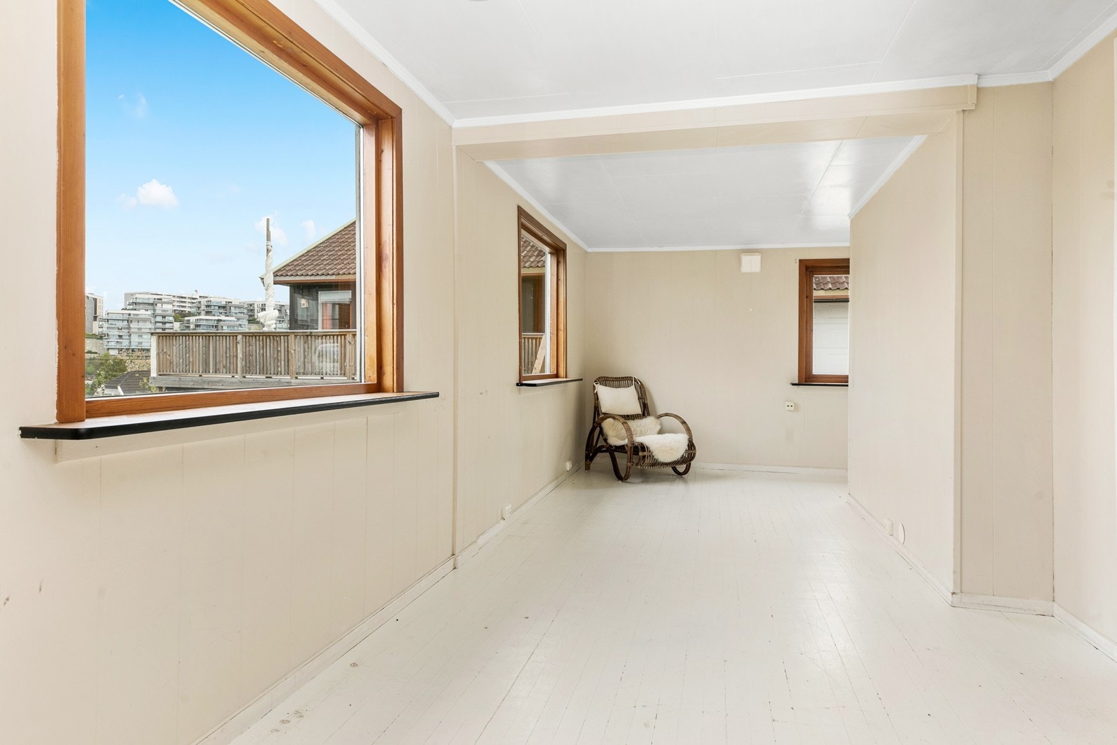 Vinduene gir fint dagslys inn til stuen. Galleribilde