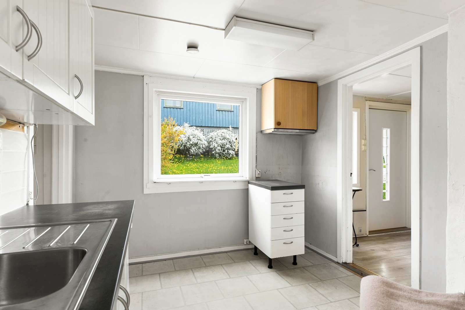 Kjøkkenet har enkel standard og det er behov for oppgradering. Galleribilde