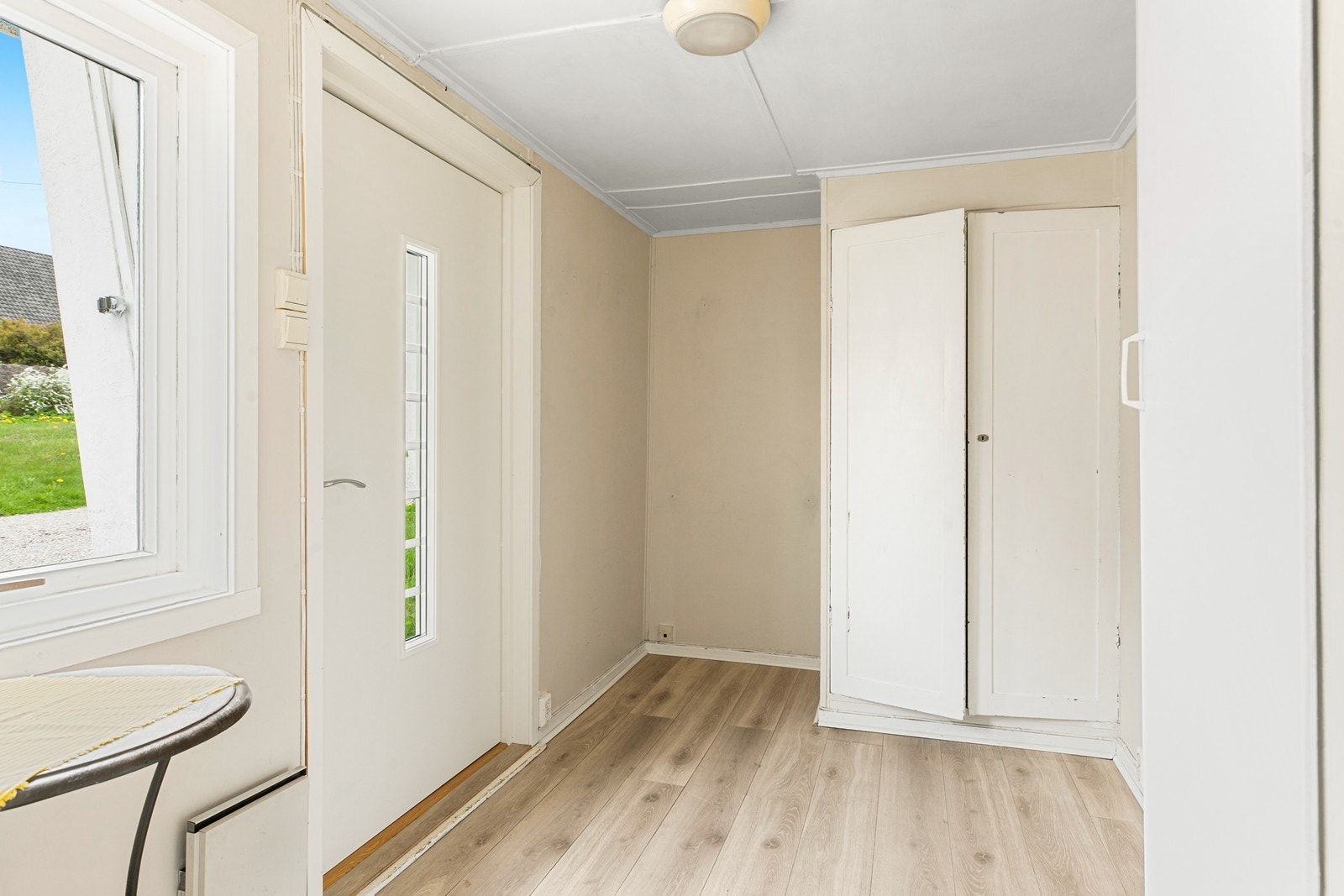 Velkommen inn - gangen har plass til skap og oppbevaring. Galleribilde