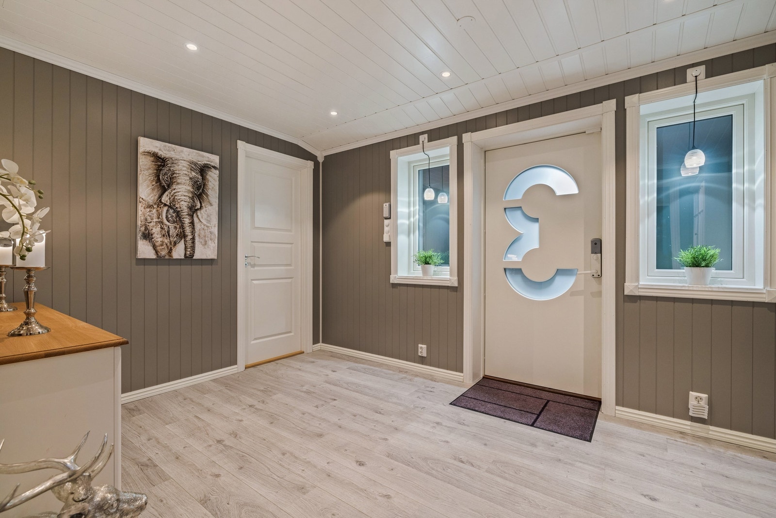 Stor entré med god plass til garderobeløsning Galleribilde