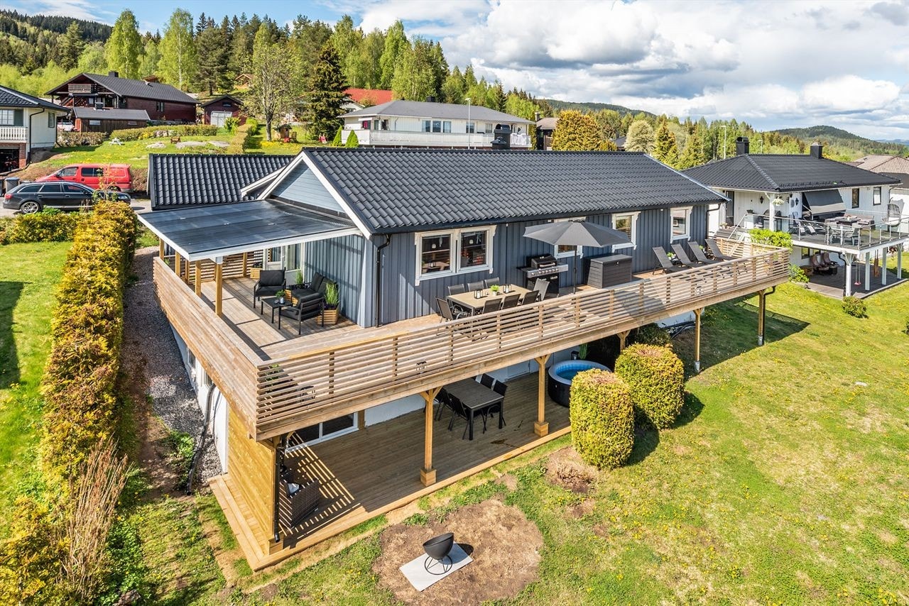 Boligen har flott stor terrasse med plass til flere sittegrupper Galleribilde