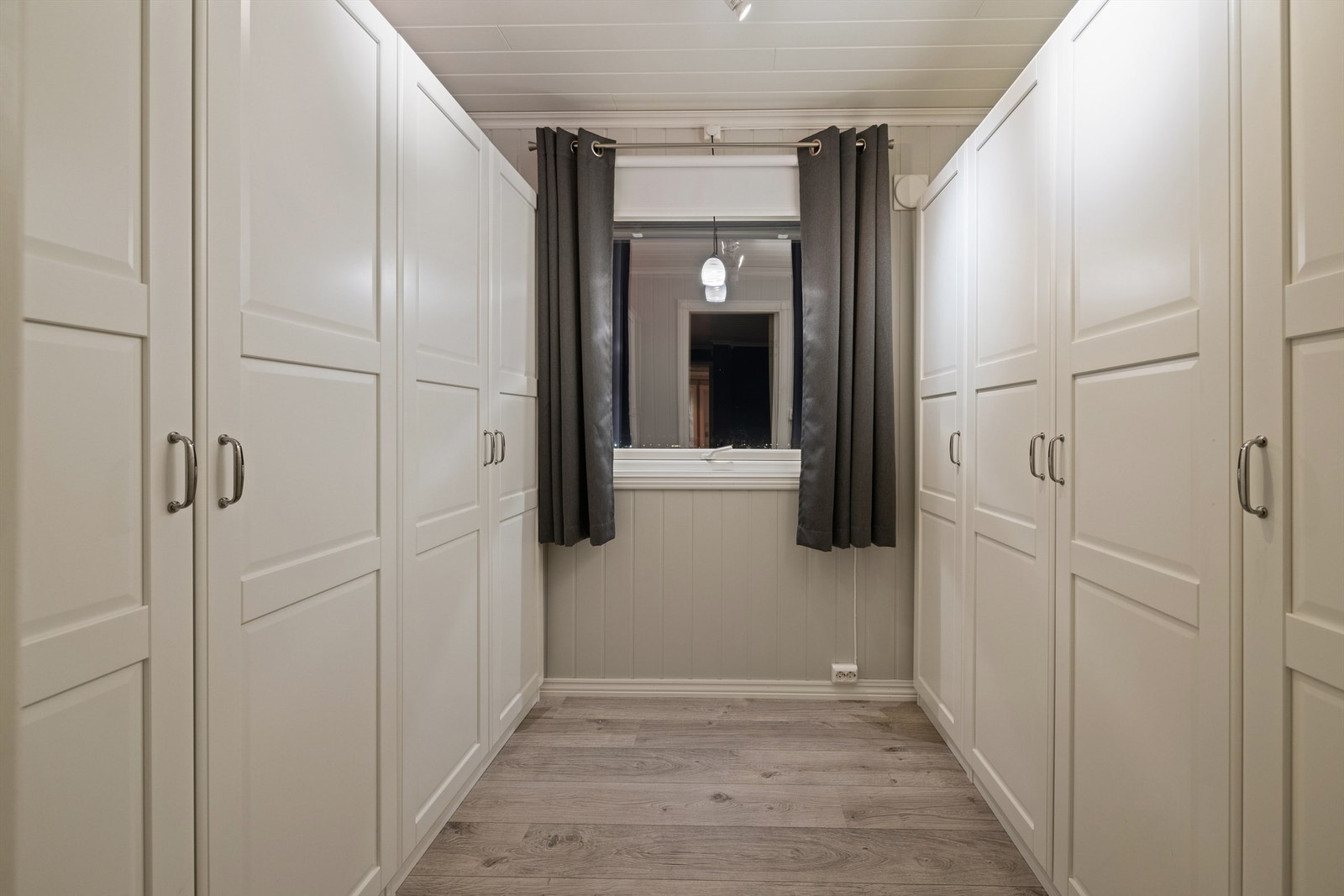 Fra stue/kjøkken er det adkomst til eget garderoberom med flere skap og gode oppbevaringsmuligheter Galleribilde