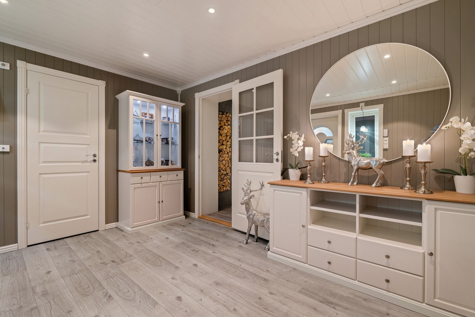 Entréen har elektriske varmekabler i gulvet Galleribilde