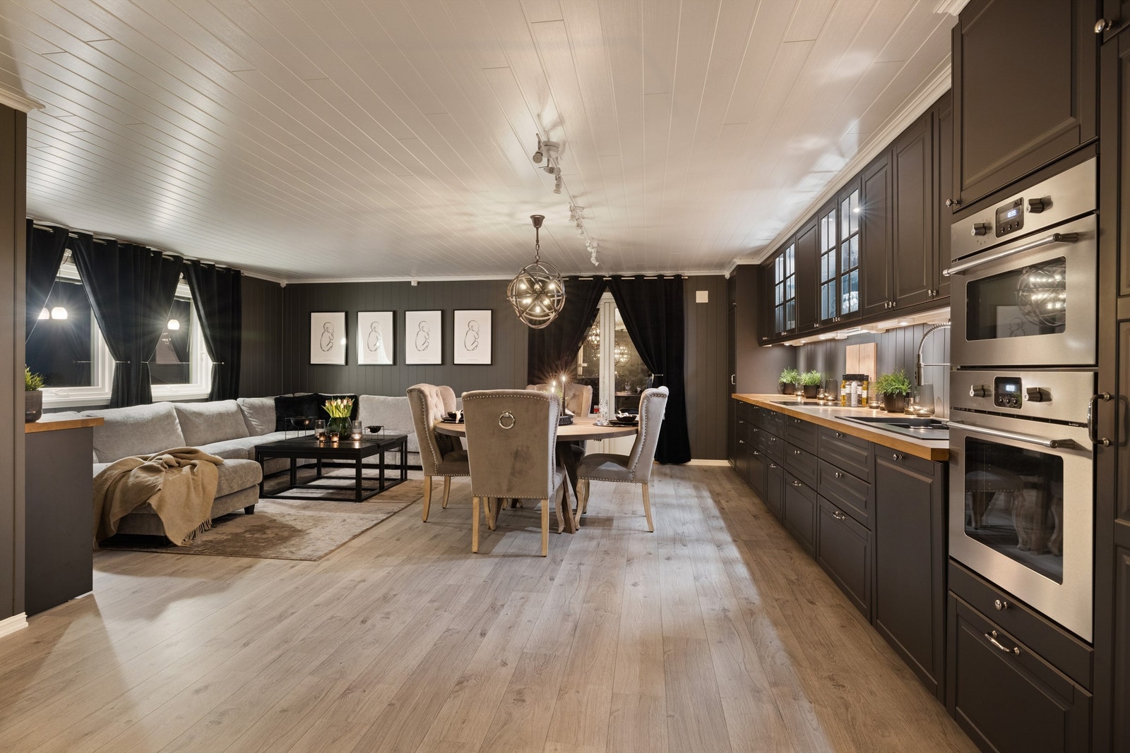 Romslig og åpen stue- og kjøkkenløsning Galleribilde