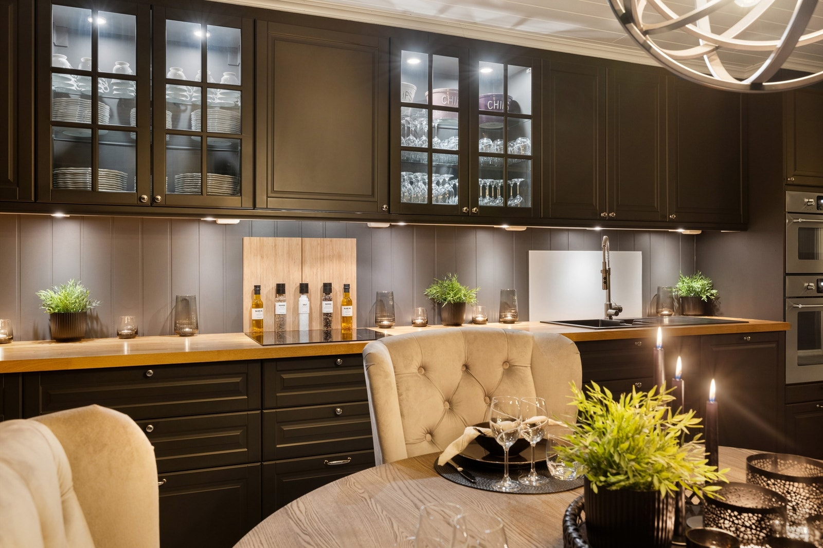 Kjøkkeninnredningen ble lakkert i 2022 Galleribilde