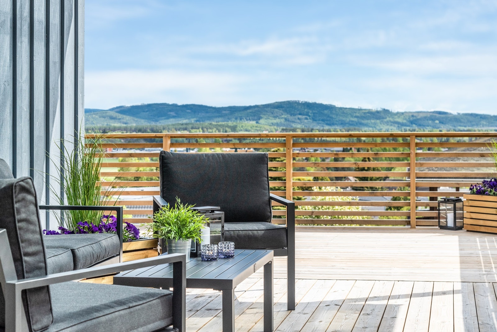 Eiendommen har en pent opparbeidet tomt med muligheter for flere og fine utemiljøer. Flott terrasse med god utsikt mot nærområdet. Galleribilde