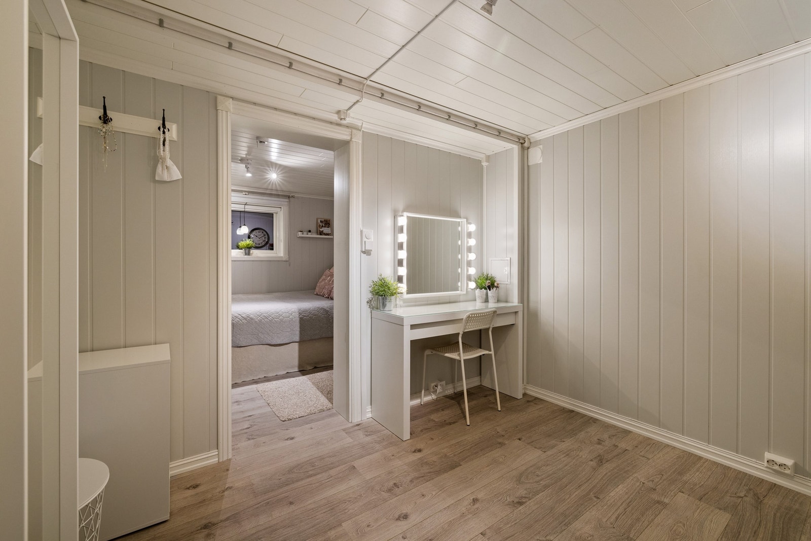 Dette soverommet har eget garderoberom med god plass Galleribilde